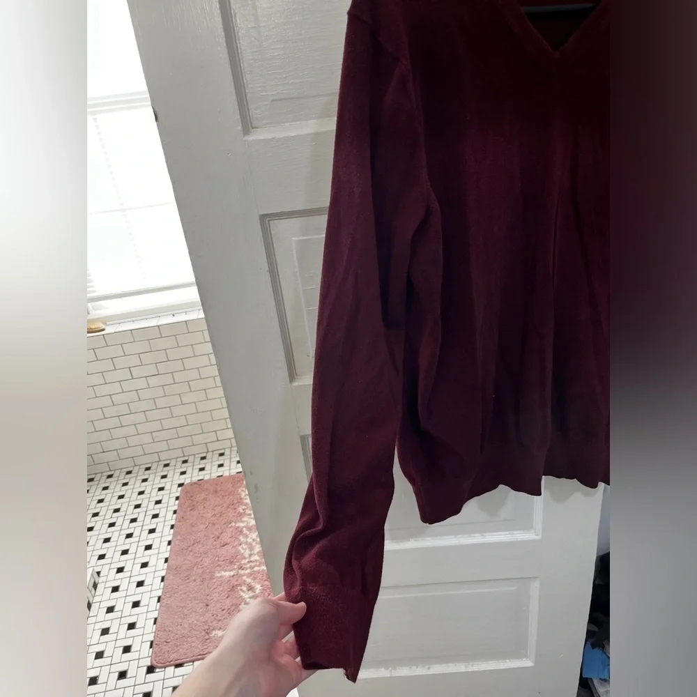 Banana‎ republic, maroon V-neck lightweight sweater